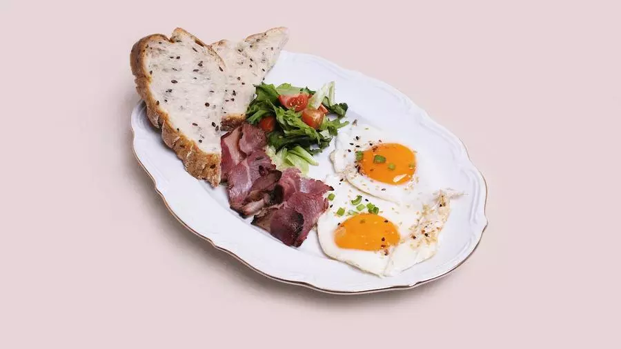 Глазунья с пастрами