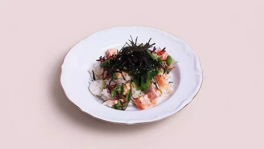 Поке с лососем и чуккой 