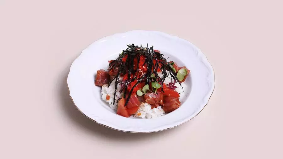 Поке с тунцом, томатами и тобикой