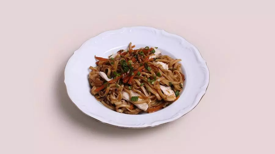 Удон с курицей и овощами