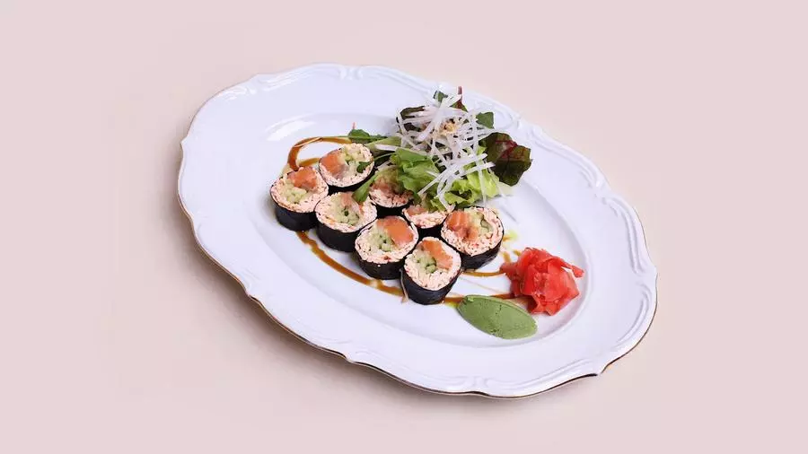 Снежный краб с лососем и огурцом