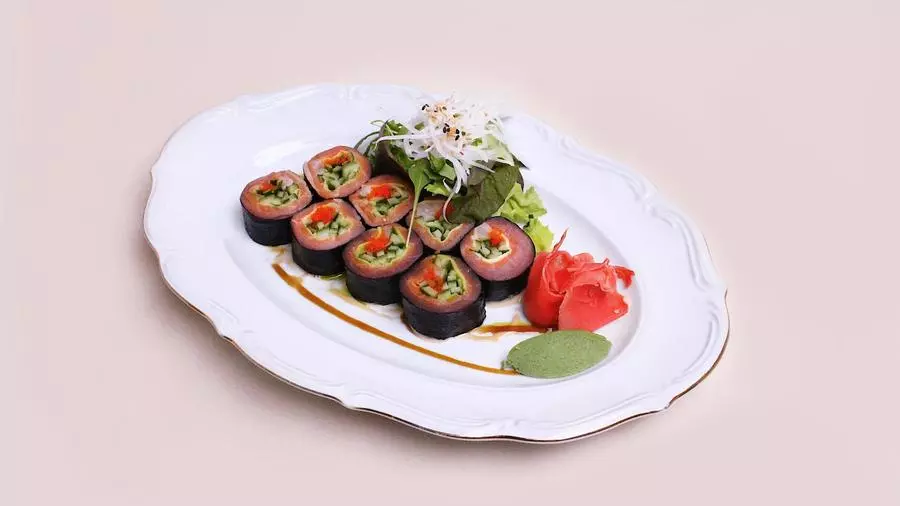 Тунец с лососем,авокадо и тобикой