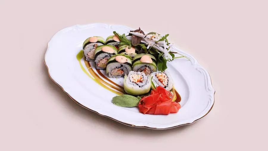 Огурец со снежным крабом и яблоком