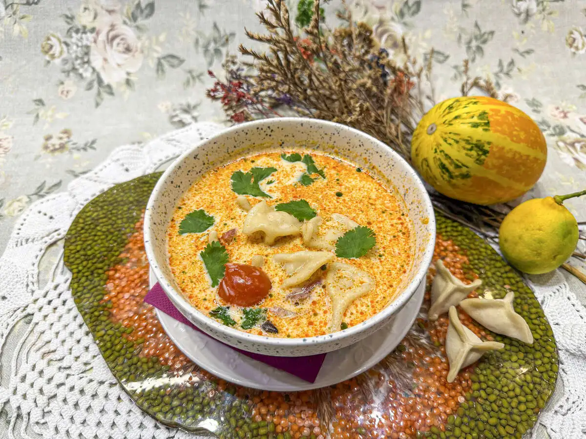 Том ям с куриными пельменями