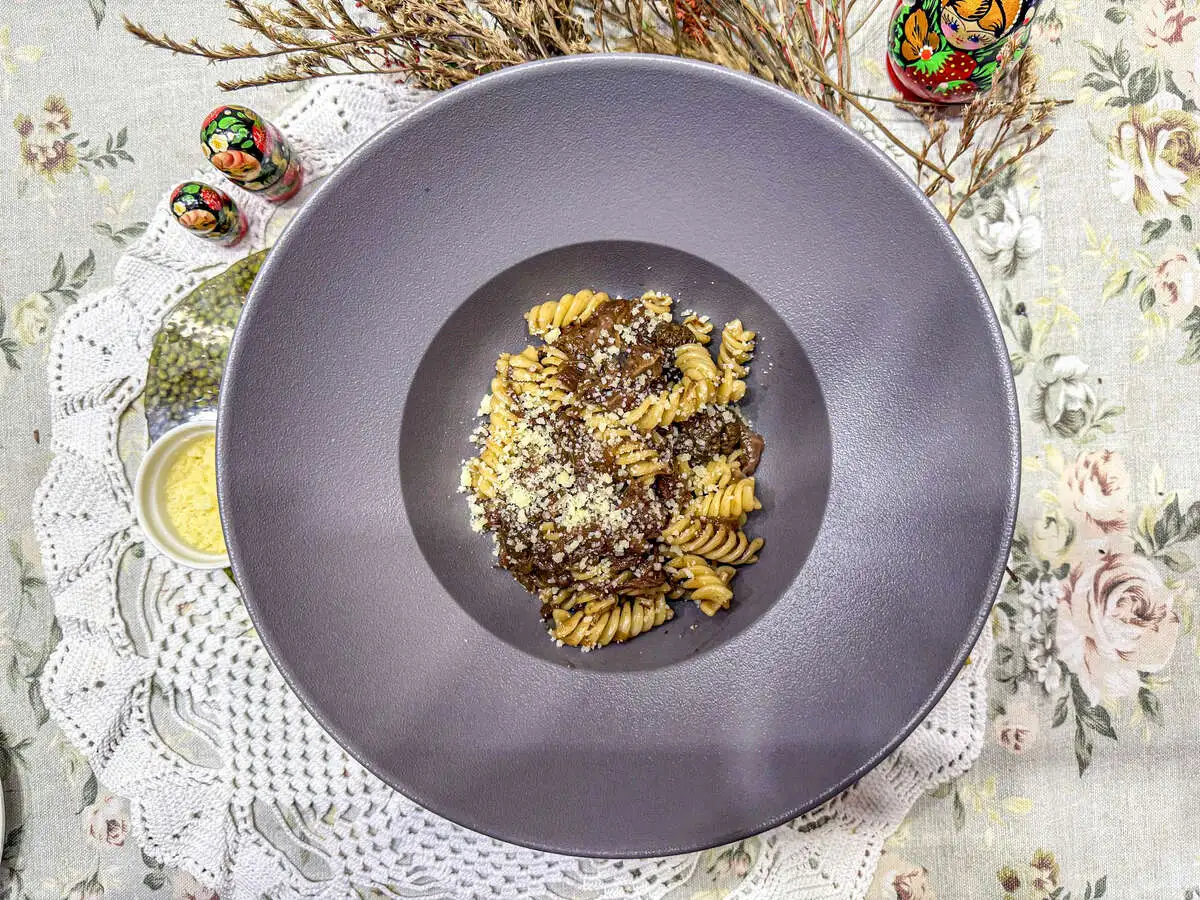 Макароны "по-флотски" с телячьими щёчками и сморчками