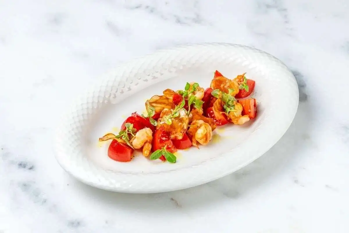 Салат с томатами креветками и чорризо