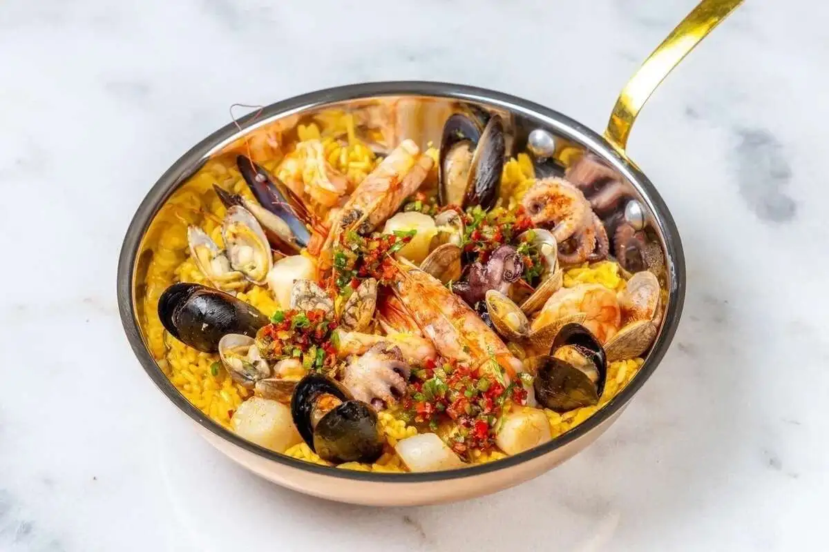 Паэлья на двоих с лангустинами, осьминогом, кальмаром лолиго и моллюсками