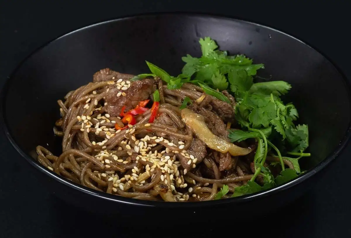 лапша СОБА С ГОВЯЖЬЕЙ ВЫРЕЗКОЙ