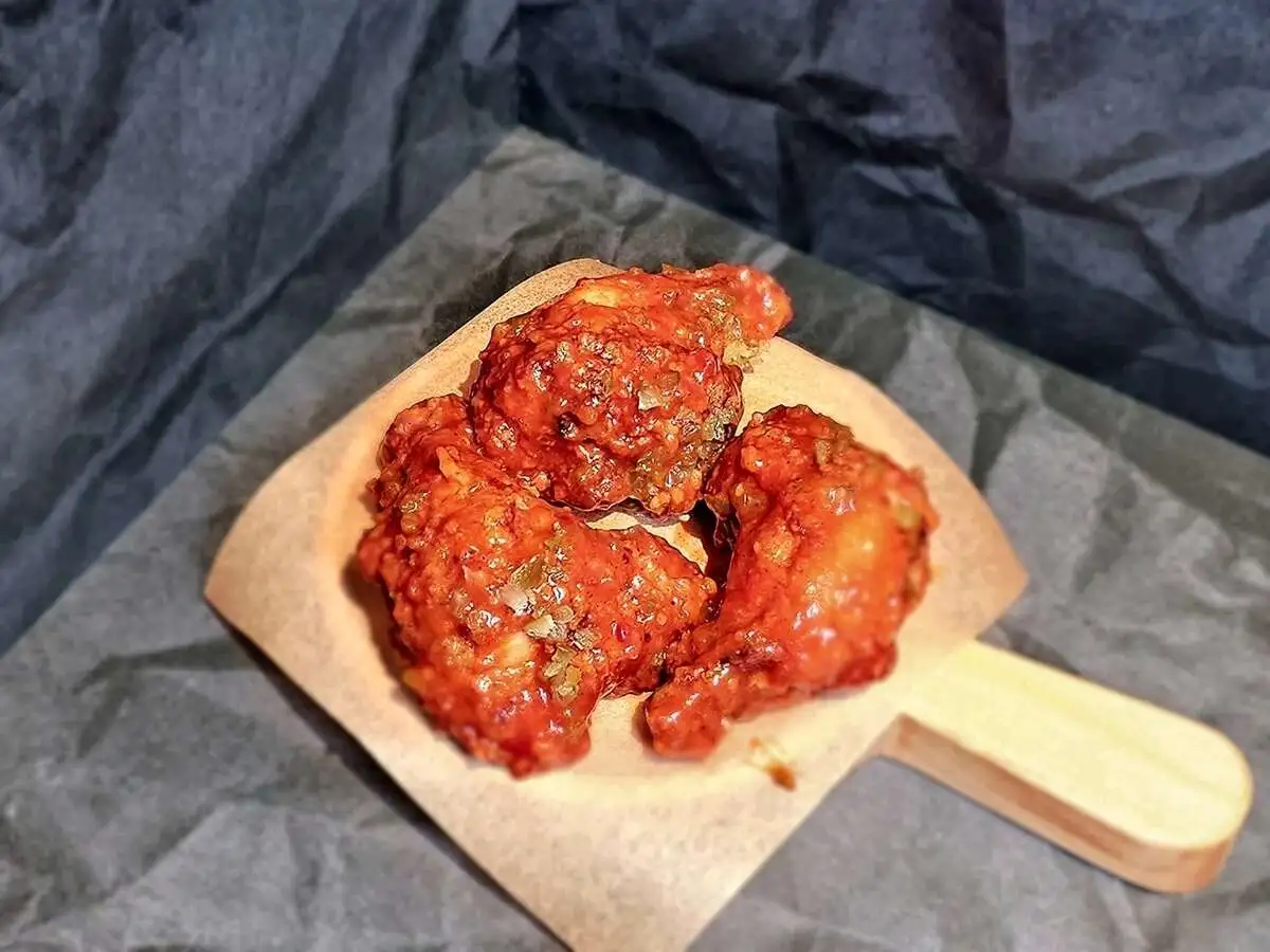 КУРИНЫЕ КРЫЛЬЯ ОСТРЫЕ В ТОМАТНОМ СОУСЕ С ХАЛАПЕНЬО