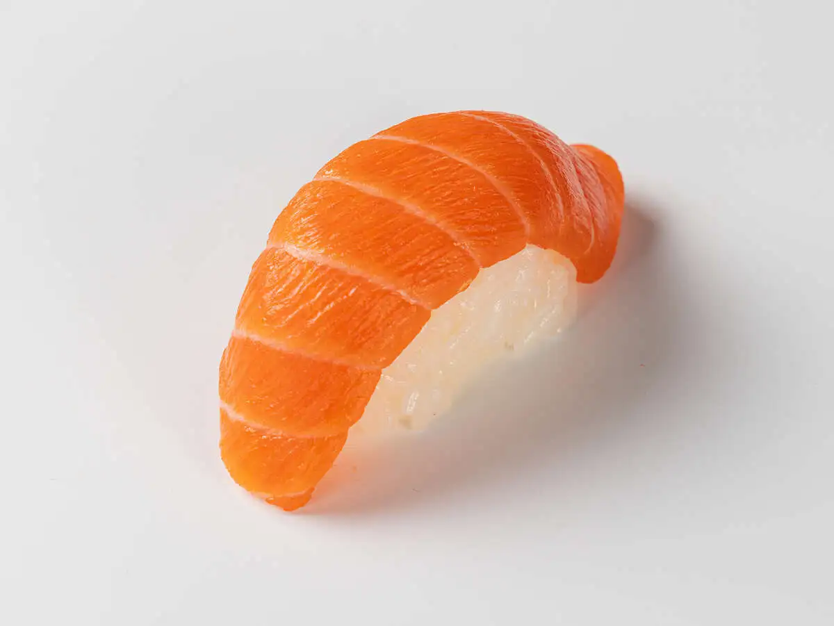 Суши лосось