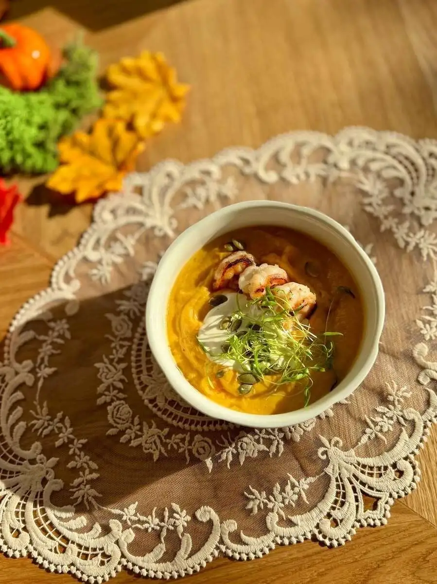 Тыквенный крем-суп с креветками и страчателлой 