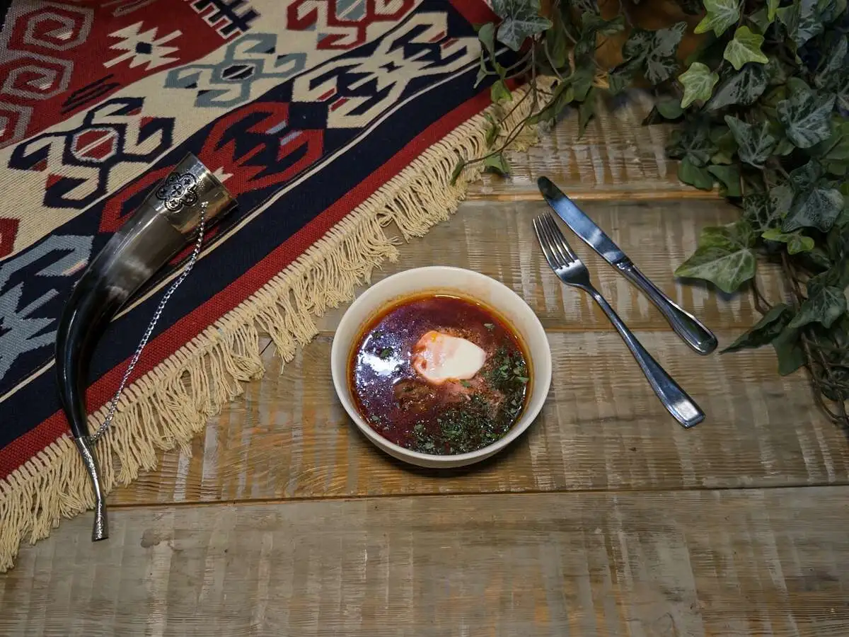 Борщ с говядиной и сметаной