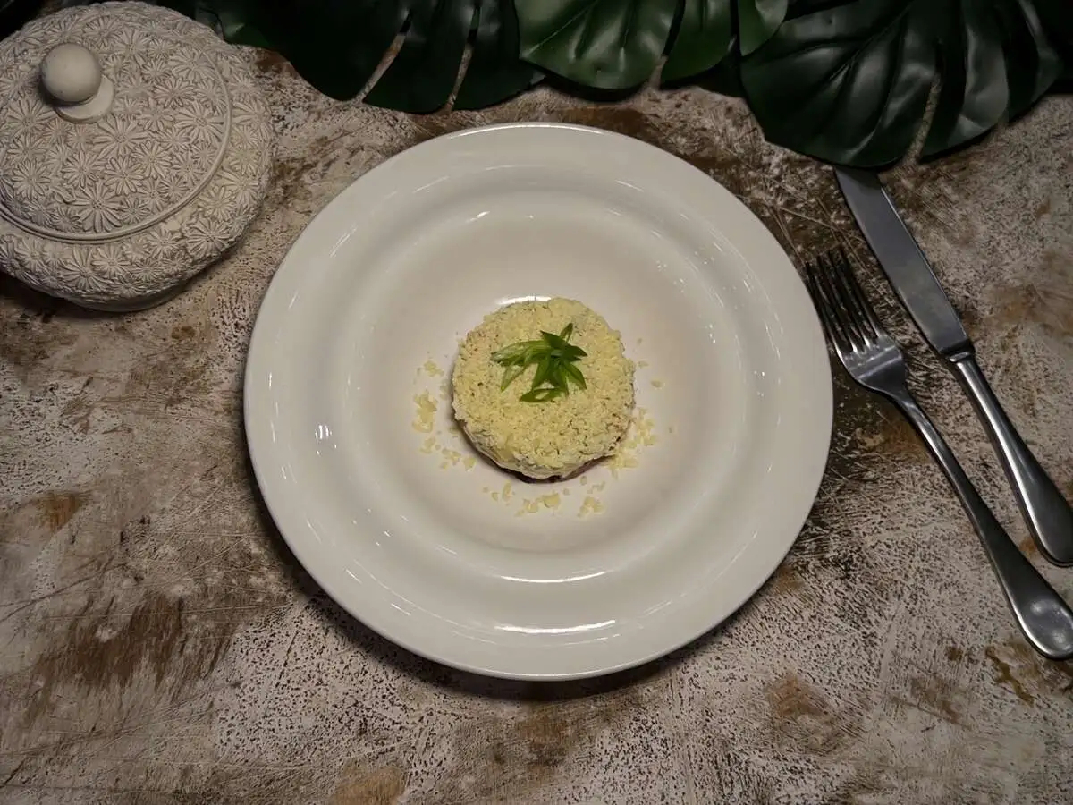 Салат Оливье с ростбифом