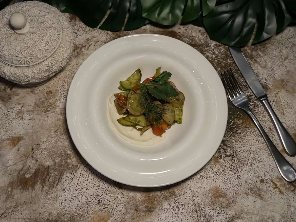 Салат из овощей с кремом из феты