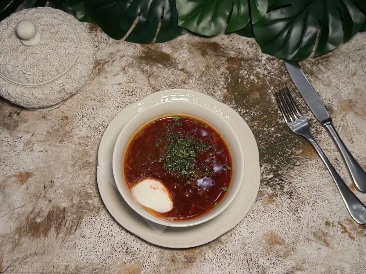 Борщ с говядиной и сметаной