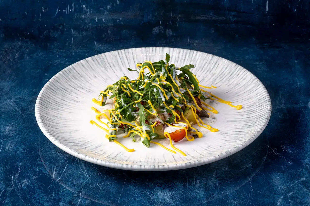 Салат теплый с угрем