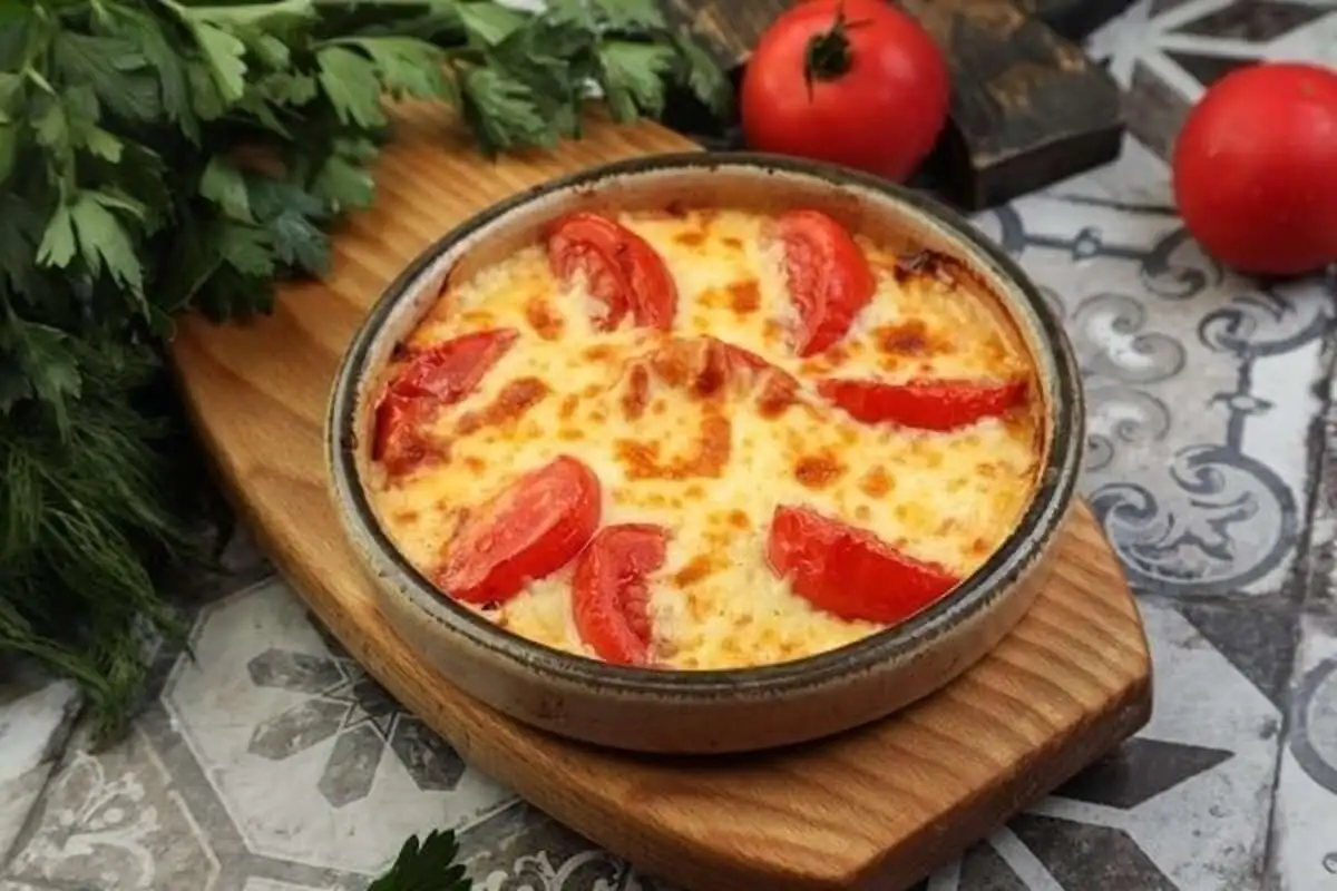 Томаты с сулугуни на кеци