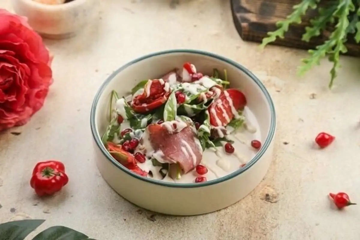 Салат с ростбифом, французским соусом и рукколой 