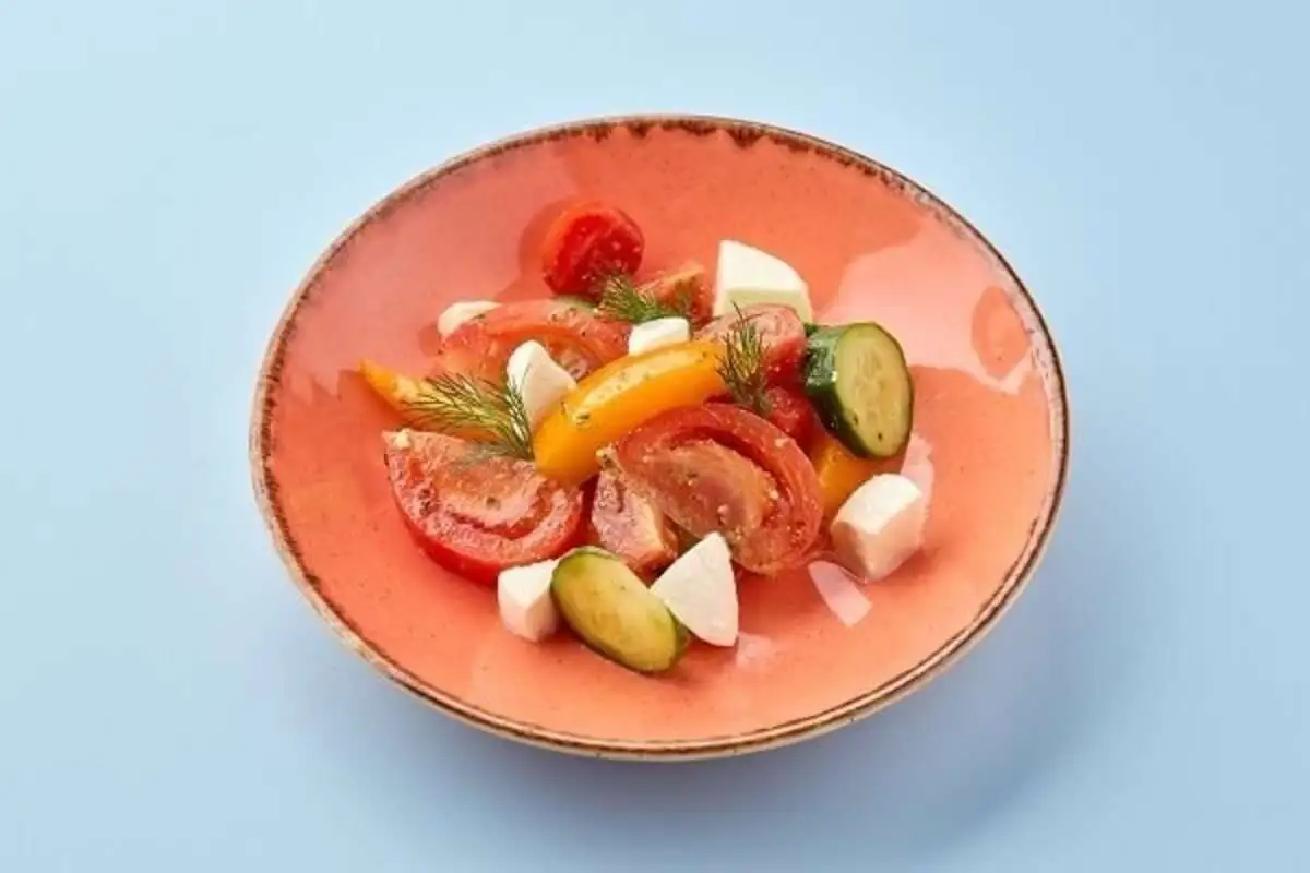 Моцарелла со свежими овощами