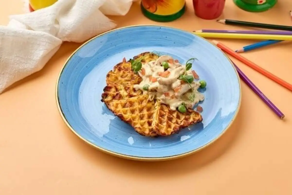 Фрикасе из цыпленка на картофельной вафле