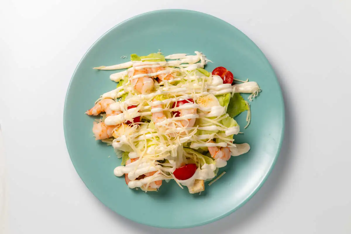 Салат Цезарь с креветками