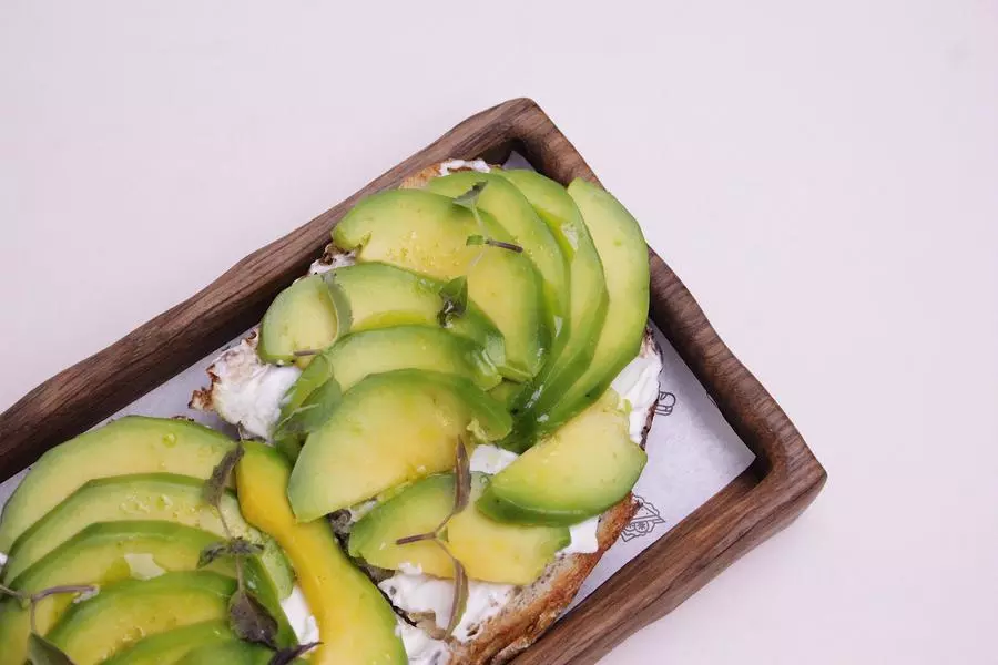 Брускетта с авокадо и фетой