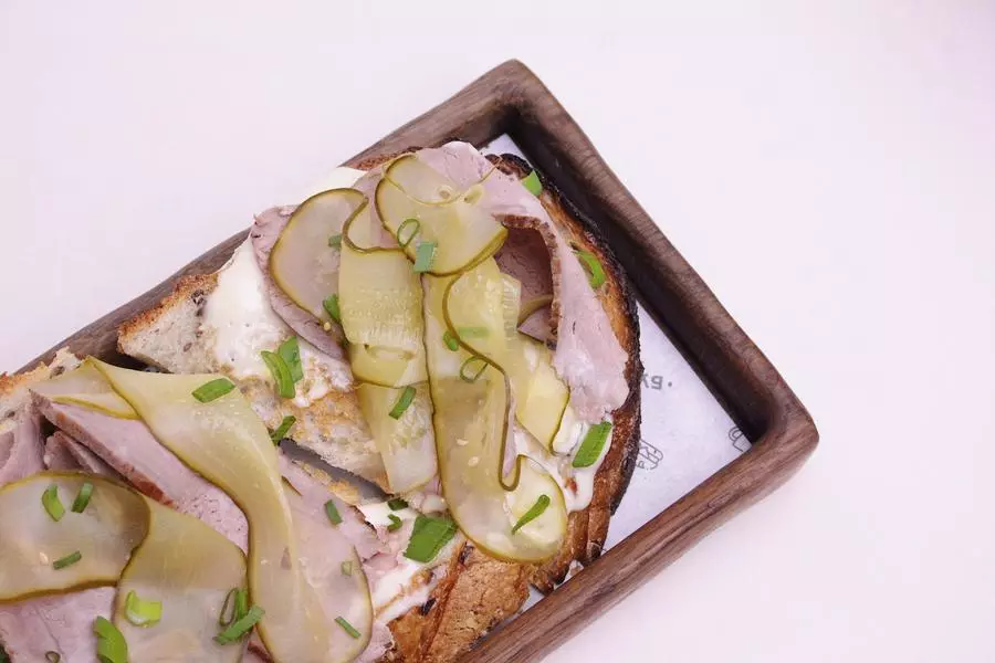 Брускетта с пастрами и айоли