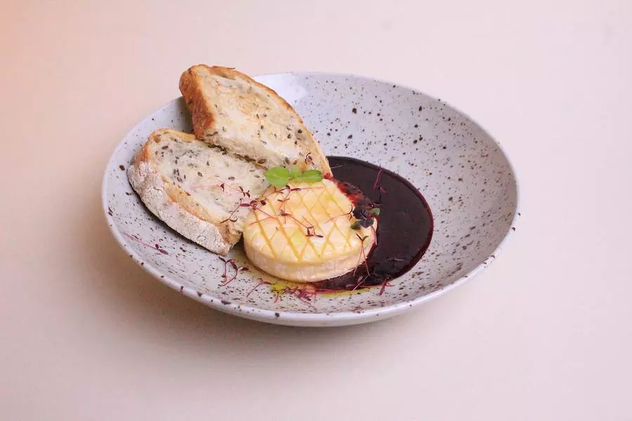 Запечёный бри с острым мёдом и смородиной