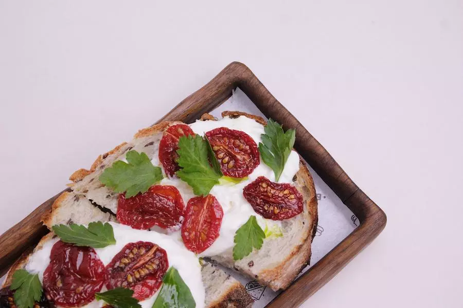 Брускетта со страчателлой и вялеными томатами