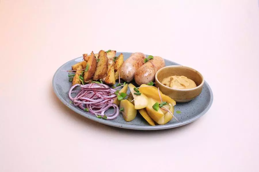 Куриные колбаски с маринованным огурцом и луком