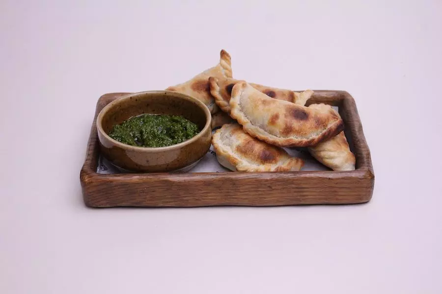 Эмпанадос с мясом и соусом чимичурри