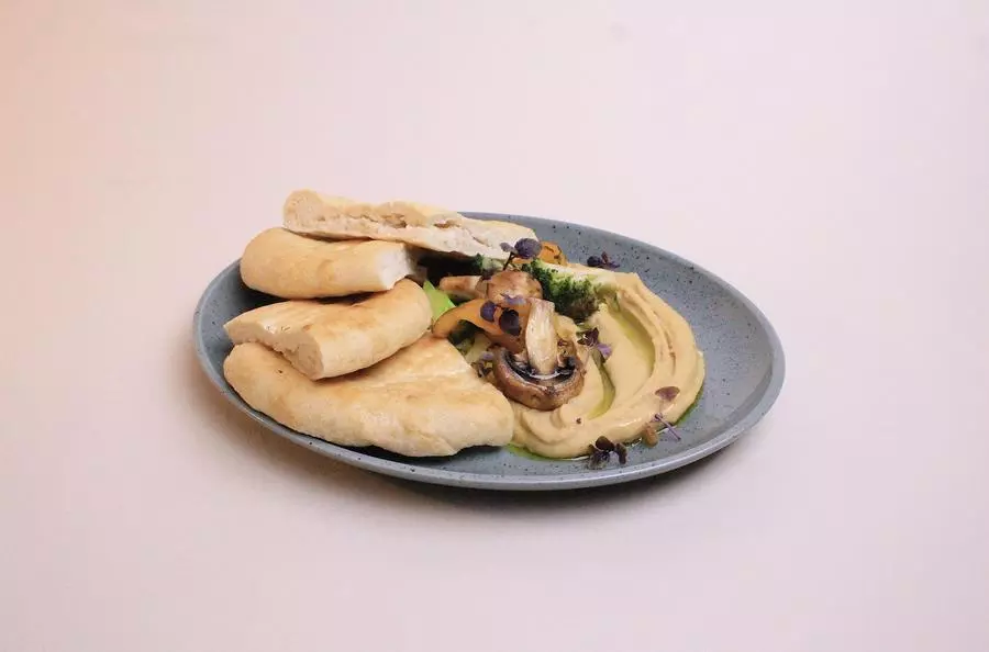 Хумус с овощами и лепёшкой