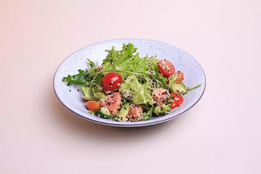 Киноа с лососем и авокадо