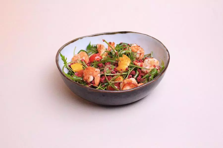 Руккола с креветками и манго