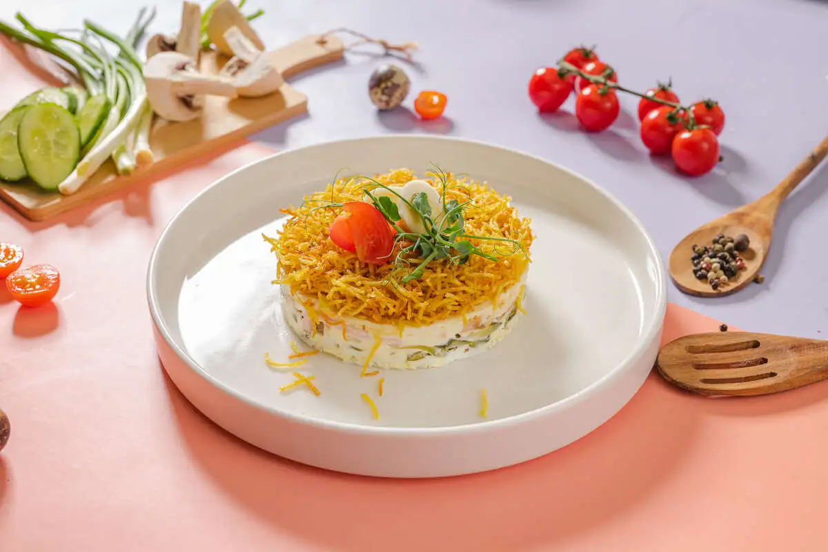 Салат с копчёной курицей и картофелем пай-мини