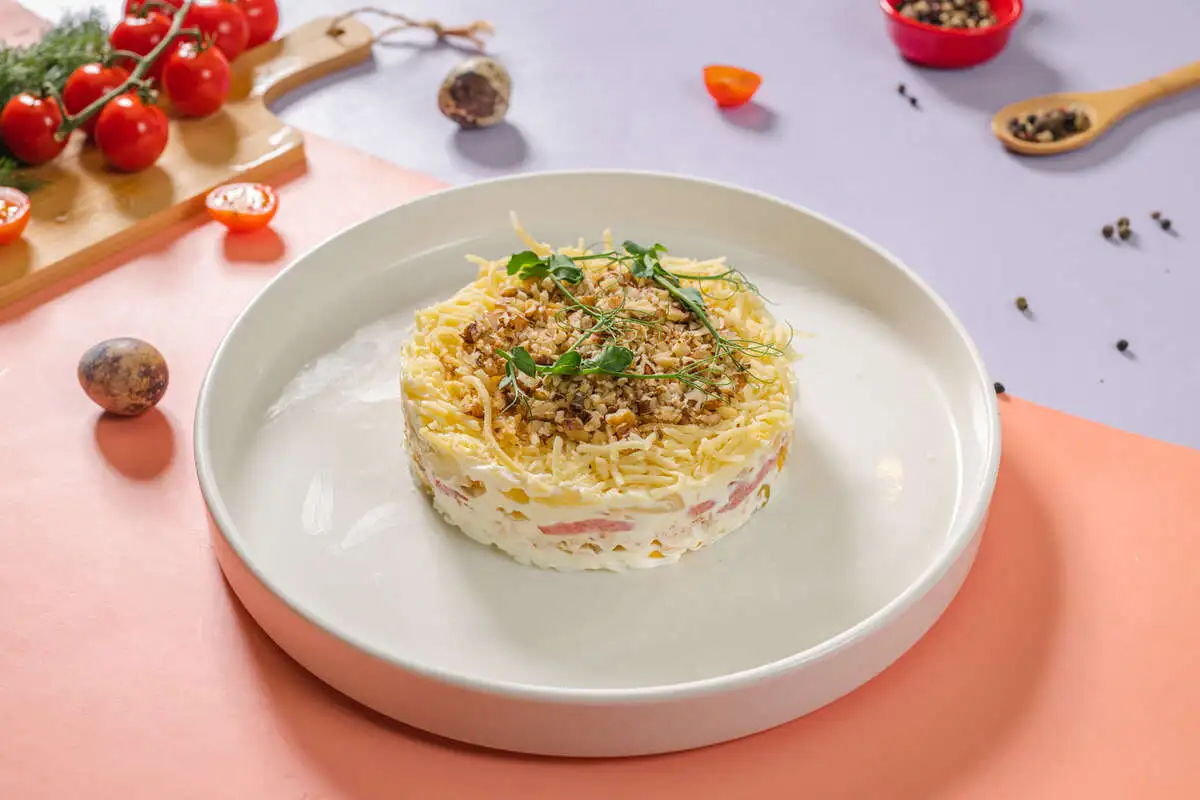 Салат с курицей и ананасом-мини