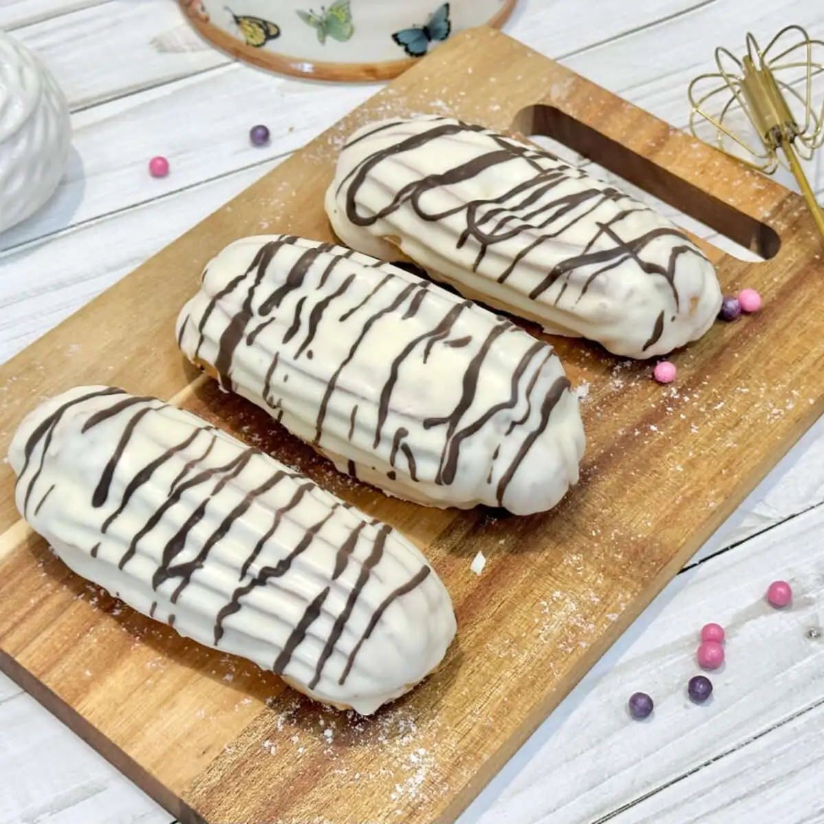 Эклер со сливками и  вареной сгущенкой