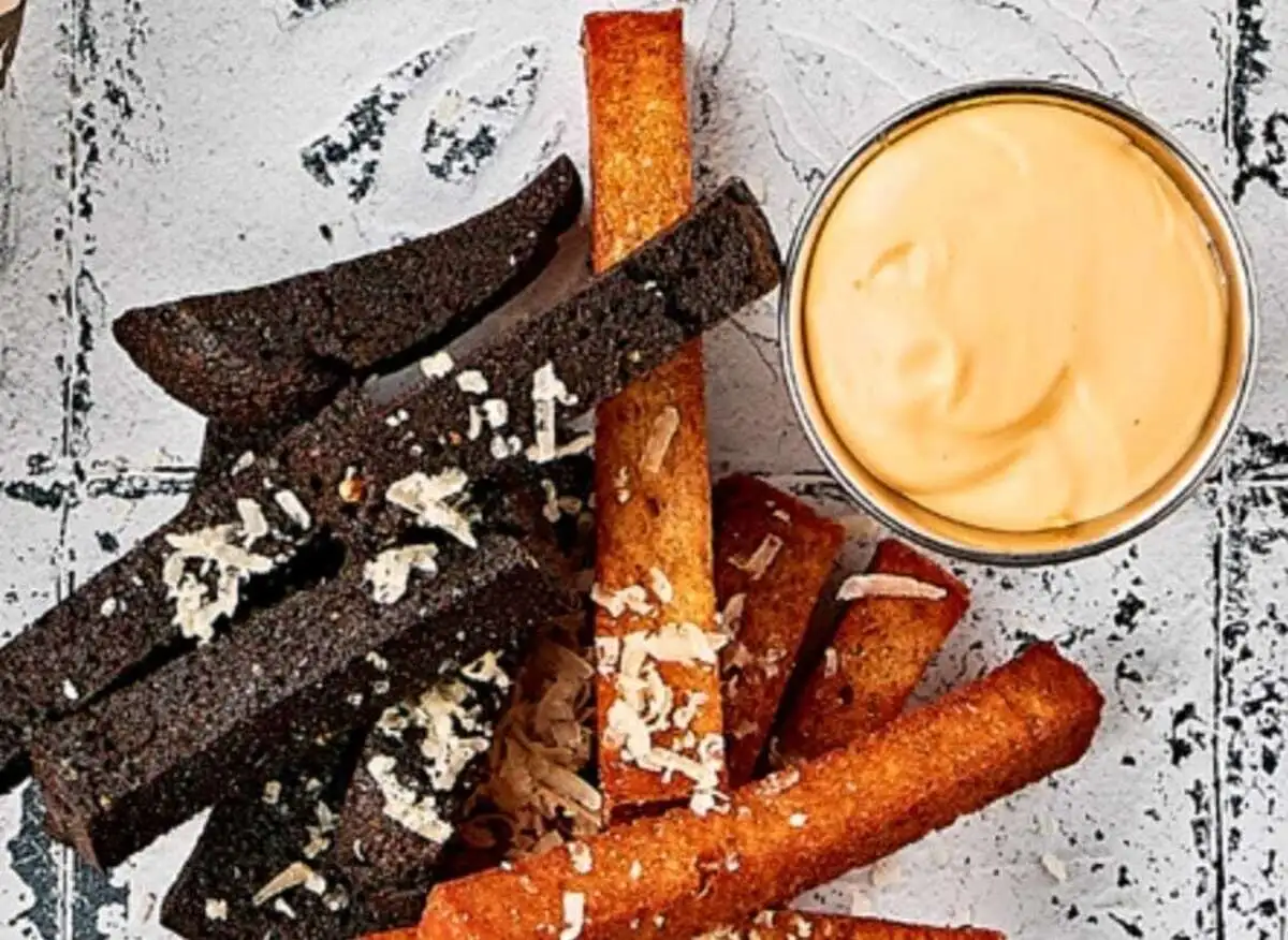 Гренки из ржаного хлеба с чесноком,пармезаном и сырным соусом