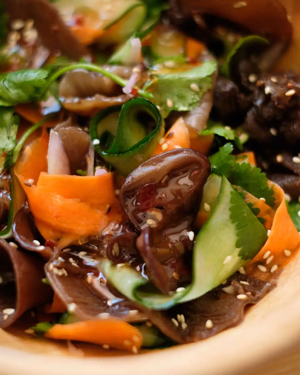 Древесные грибы с овощами