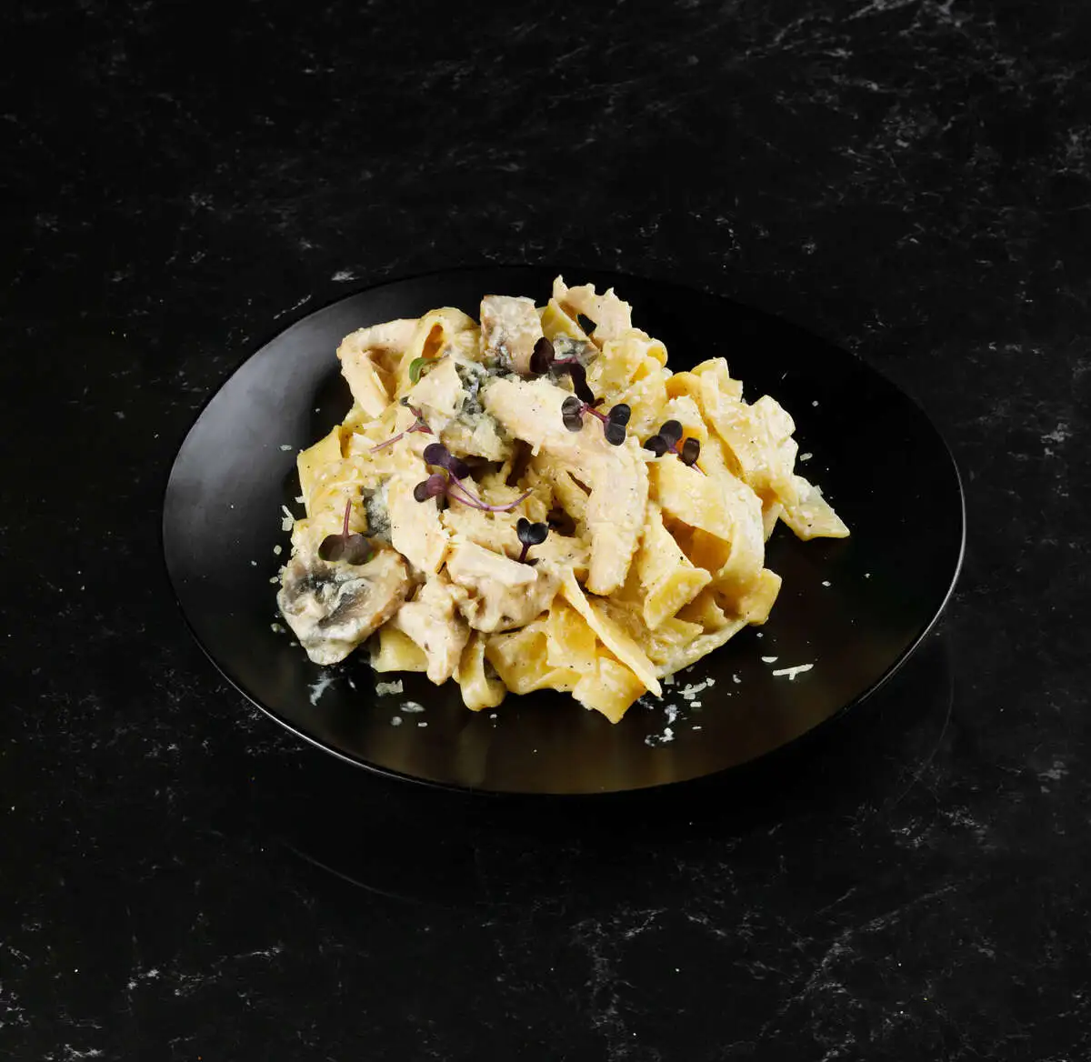 Паста с курицей и грибами