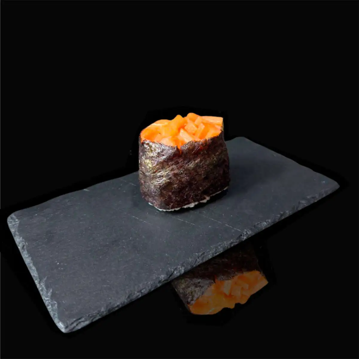 Гункан с лососем