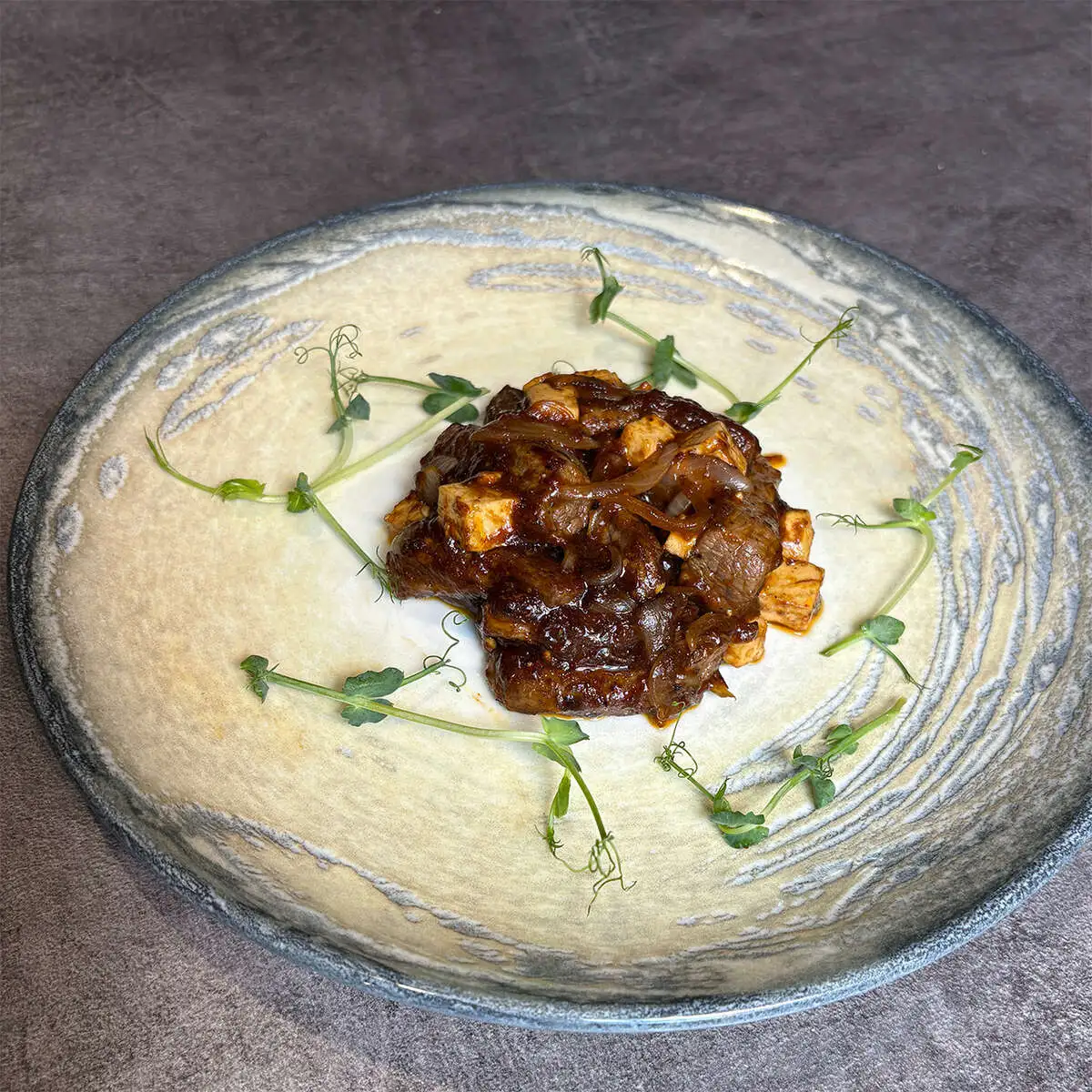 Жареная говядина с тофу.