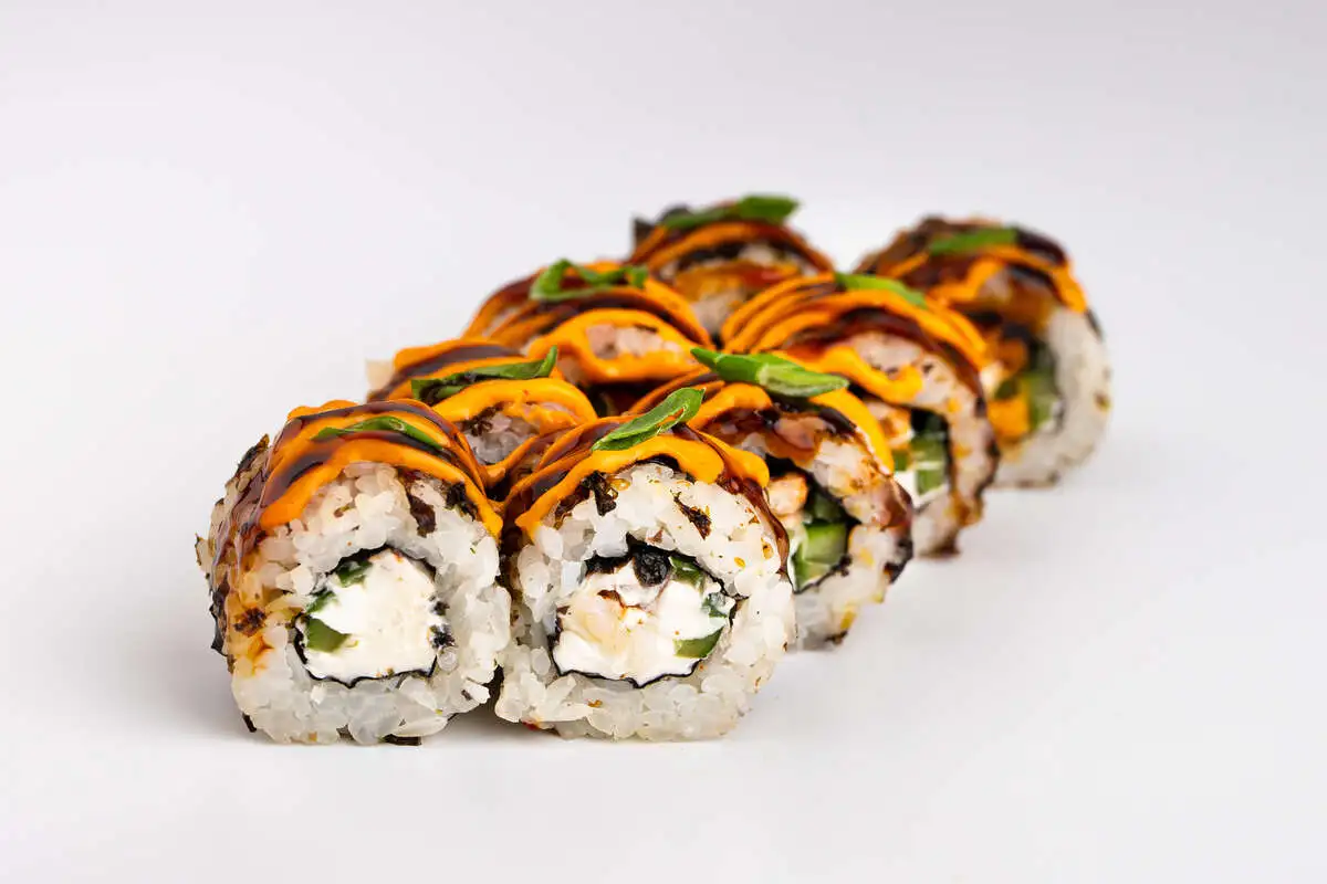 Лава ролл с угрем в жареном нори