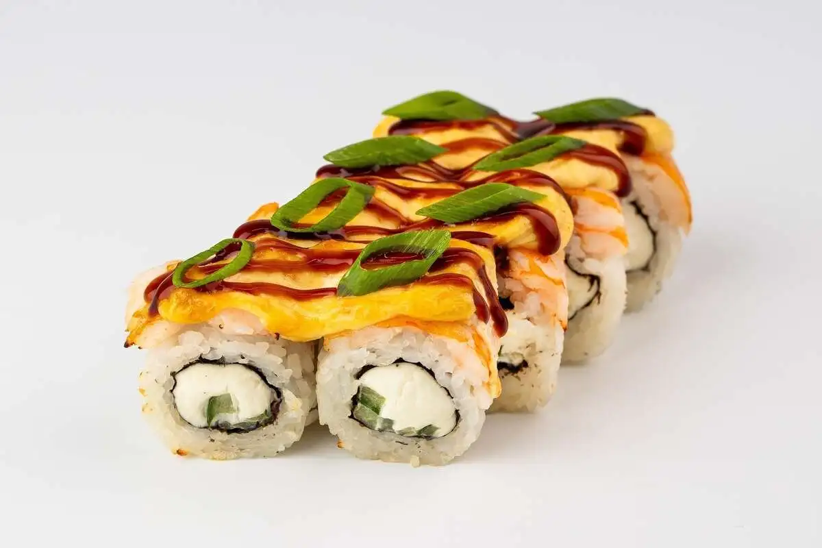 Запеченный ролл с креветкой под сырной шапкой