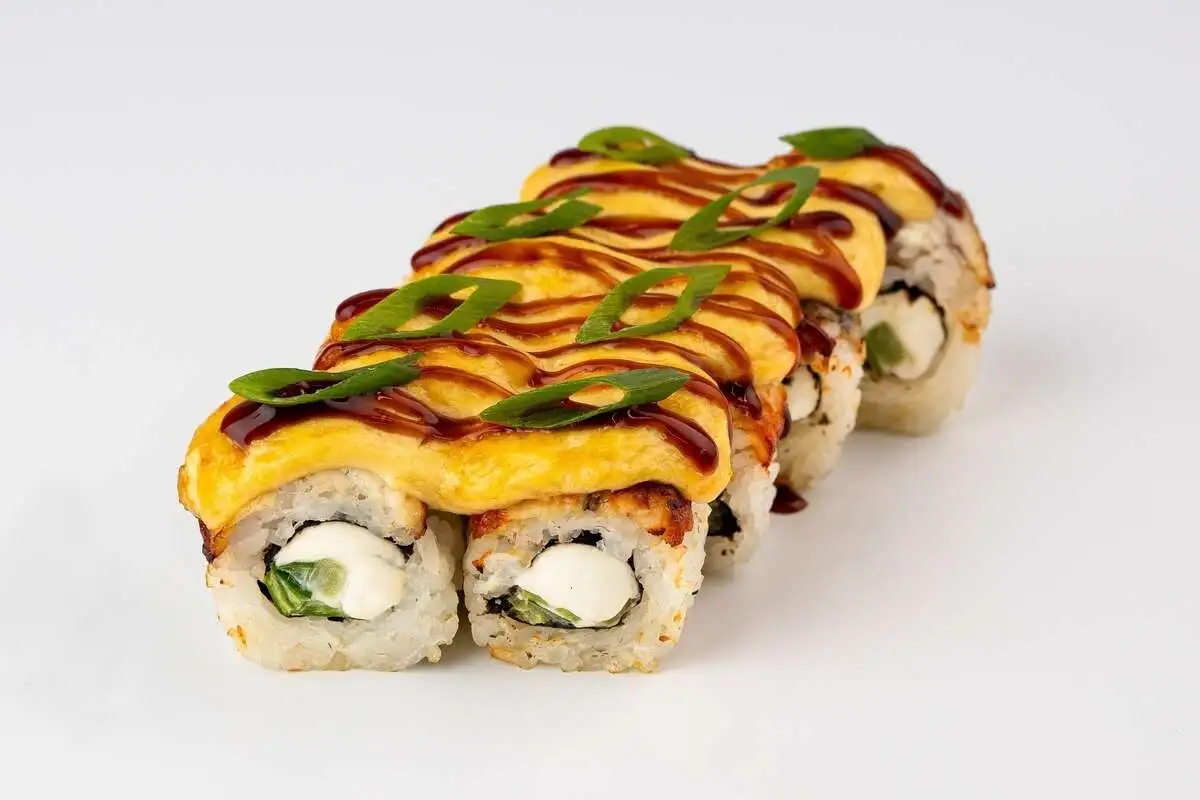 Запеченный ролл с угрем под сырной шапкой