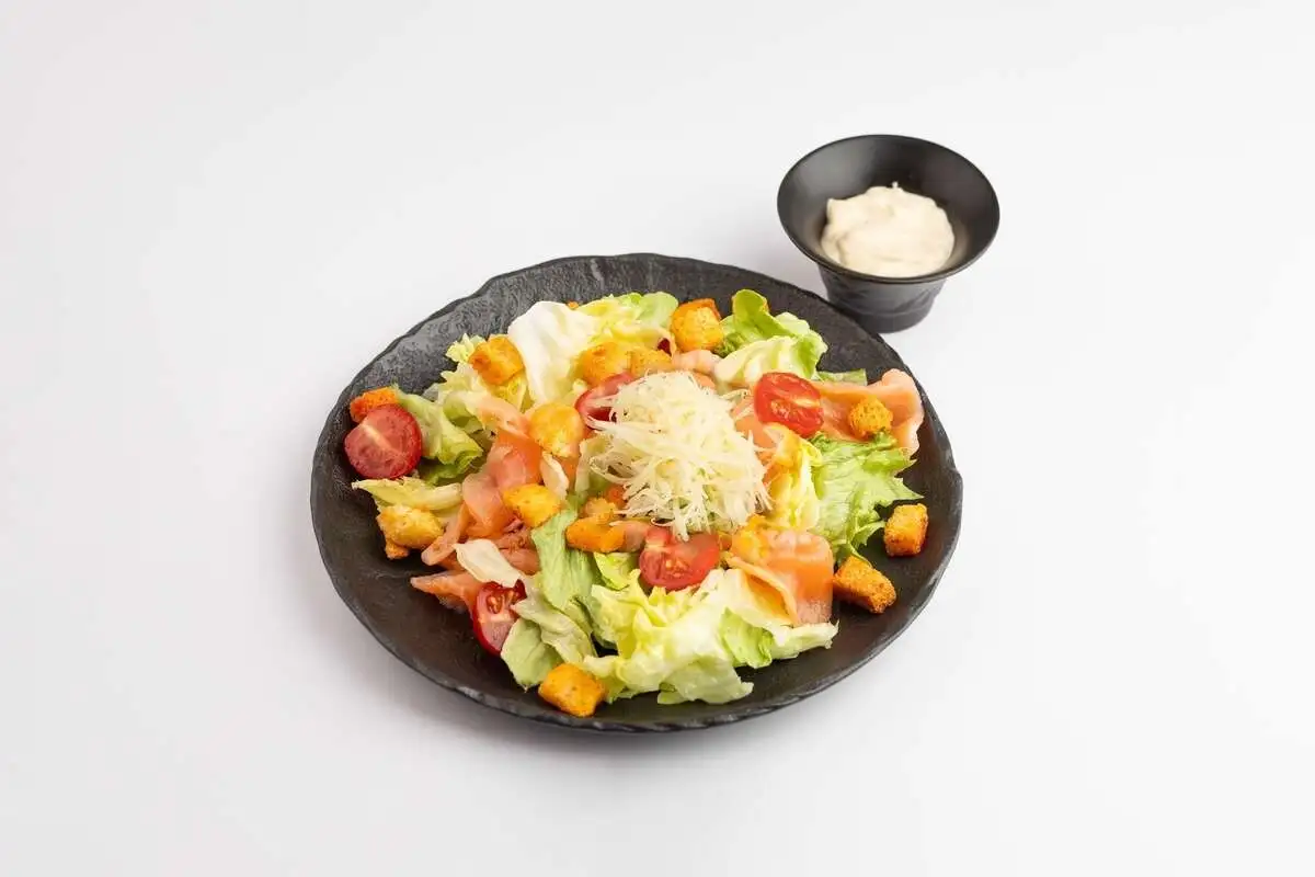 Салат Цезарь с лососем