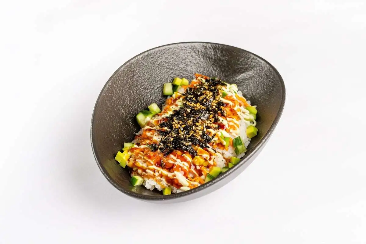 Суши-салат с лососевым соусом