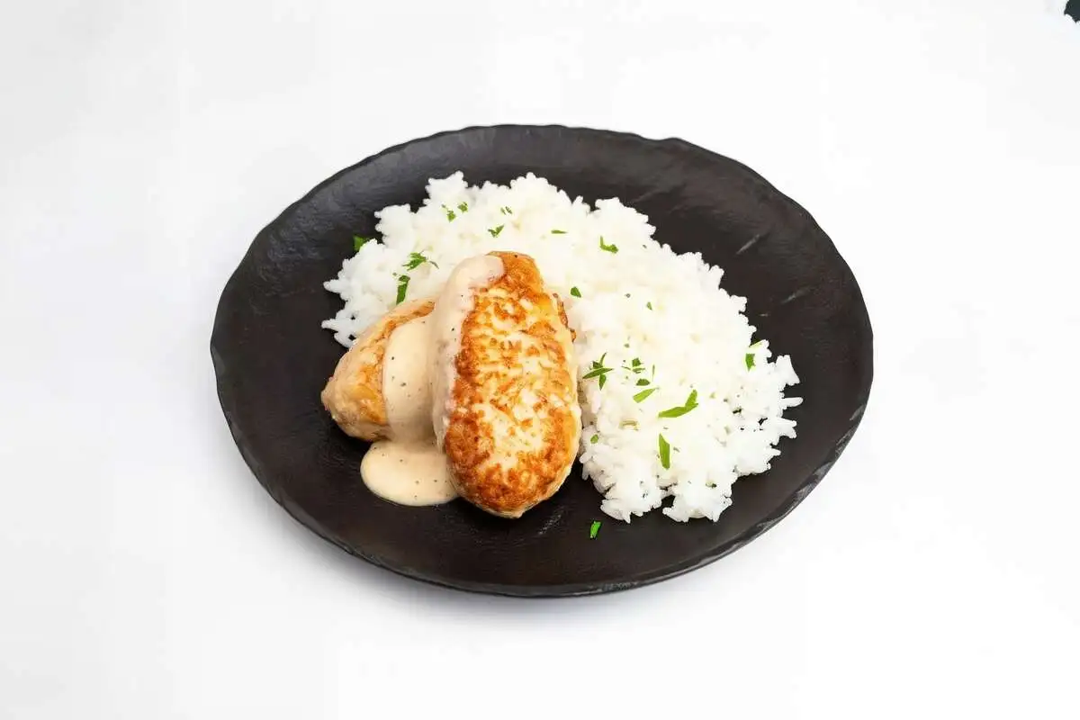 Бабушкины котлеты в сливочно-перечном соусе с отварным рисом