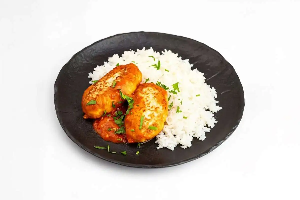 Бабушкины котлеты в томатном соусе с отварным рисом