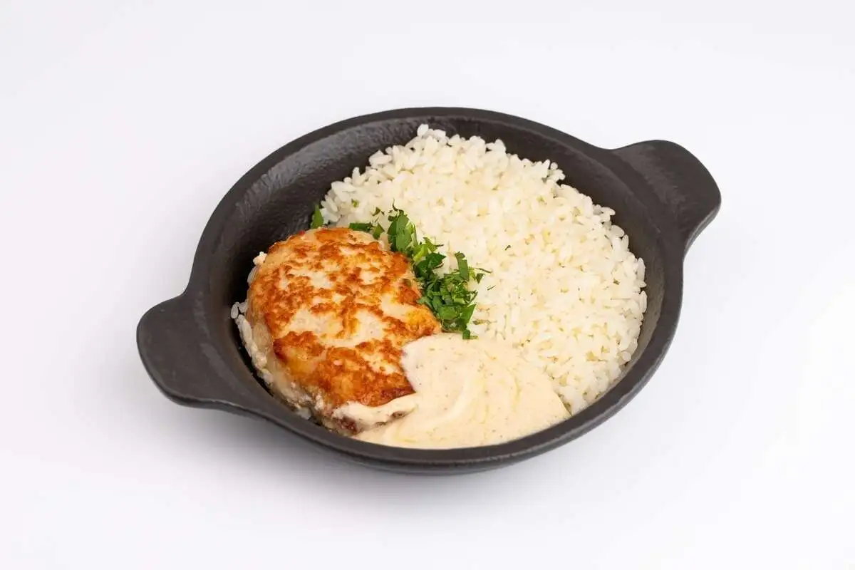 Зраза куриная под сливочно-перечным соусом с рисом